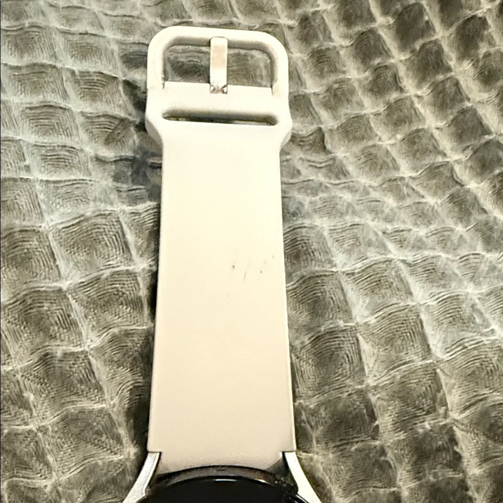 Samsung gakaxy6 Smartwatch - 44mm Black and silver face w/ 22mm Lt gray band